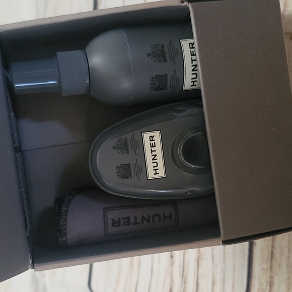 NWOT HUNTER RUBBER CLEANING KIT - Picture 2 of 3